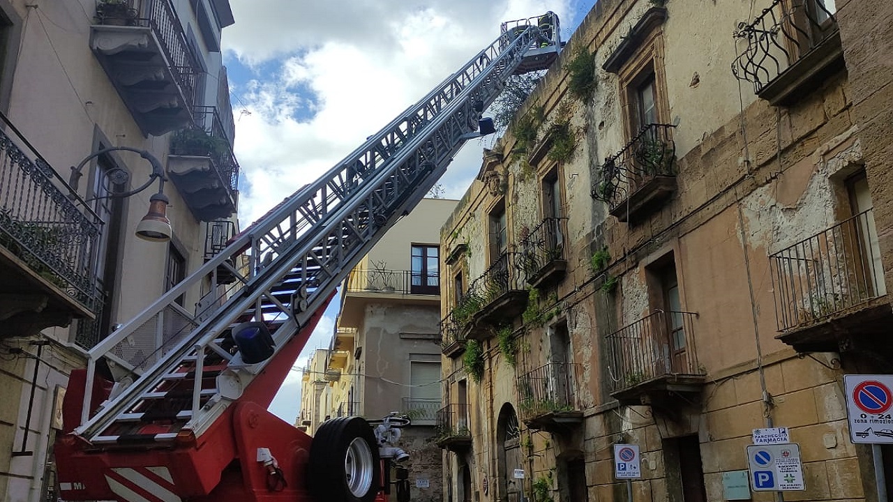 Degrado strutturale in via Licata. Intervento dei vigili del fuoco