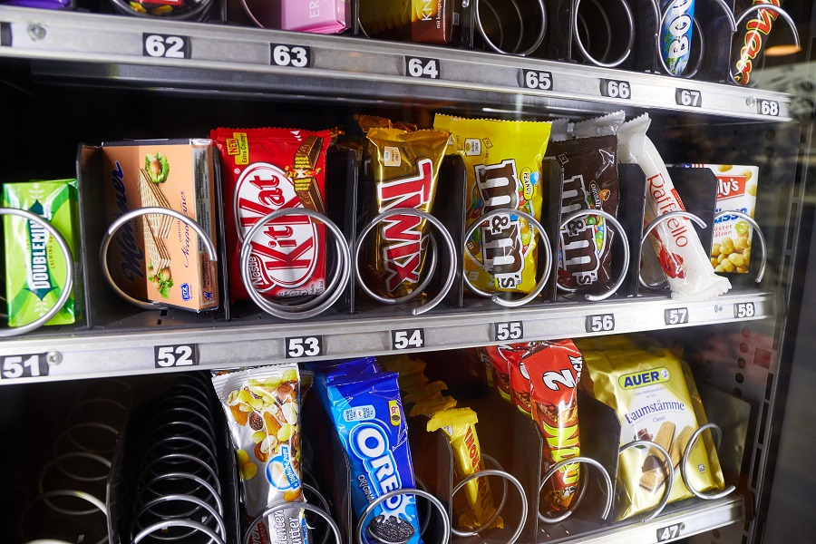 Rubati snack e bevande dal distributore automatico della scuola
