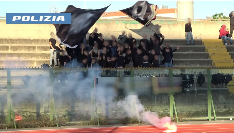 Fumogeni e petardi sugli spalti dello stadio di Acireale: denuncia e Daspo per 4 ultras della Nissa