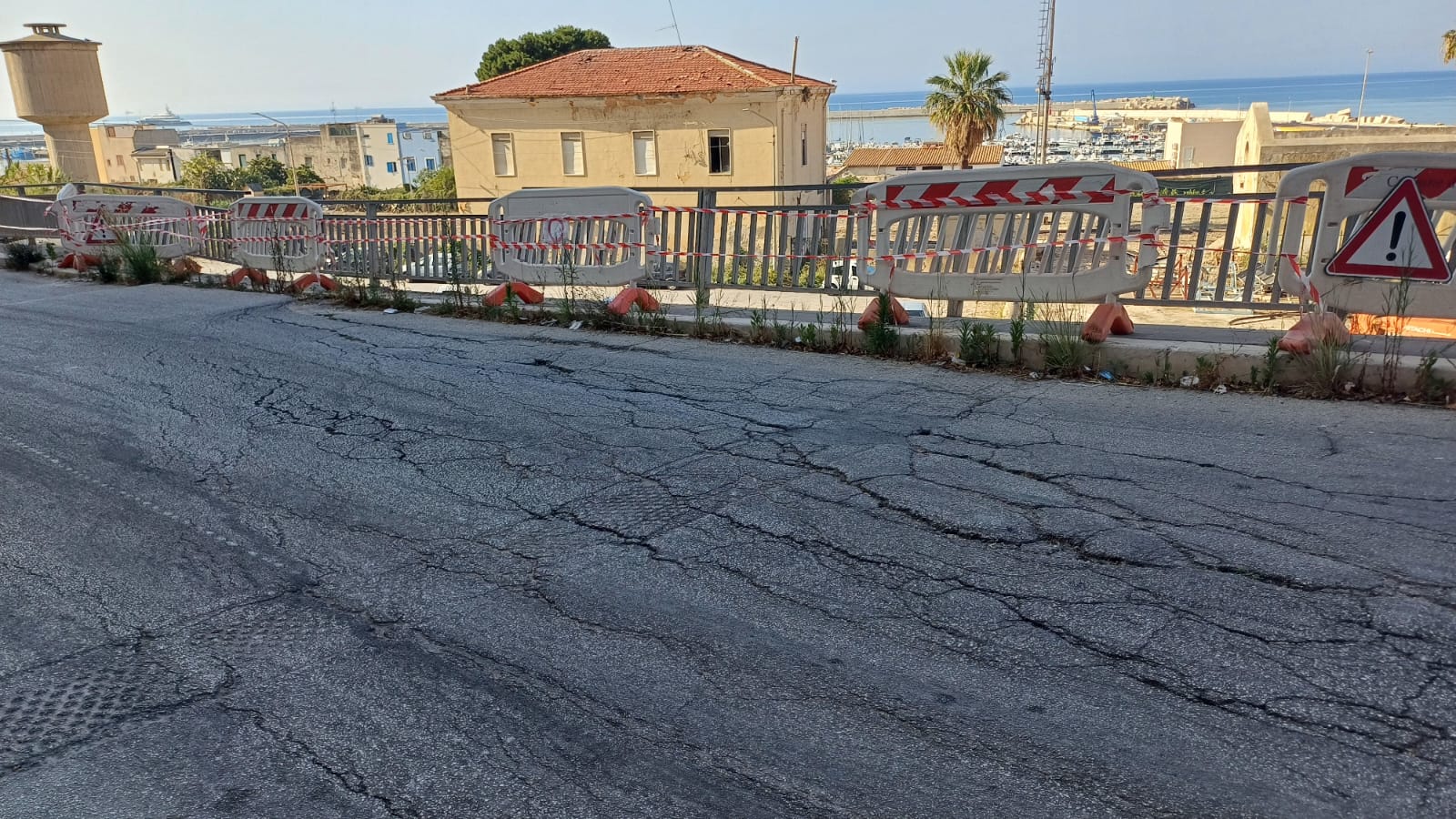 Un cittadino: “Segnalo il problema da settimane, è concreto il rischio di una frana” SCIACCA....