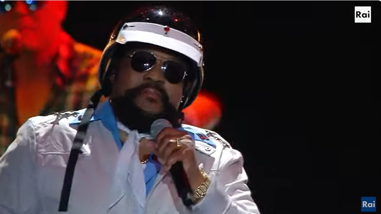 Il popolare gruppo si stava esibendo al teatro Verdura. L’artista è ricoverato all’ospedale Villa Sofia...