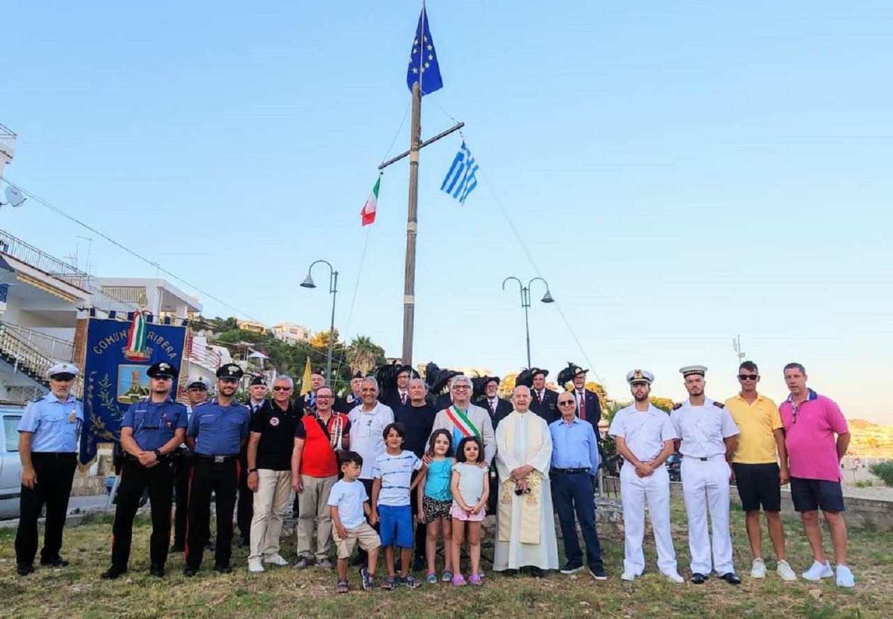 La cerimonia di sostituzione delle bandiere del Monumento ai Caduti del Mare è dedicato alla...
