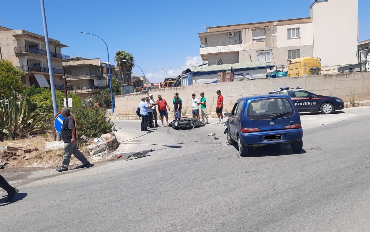Lo scontro è avvenuto nei pressi della rotonda che introduce nella Circonvallazione tra una Fiat...
