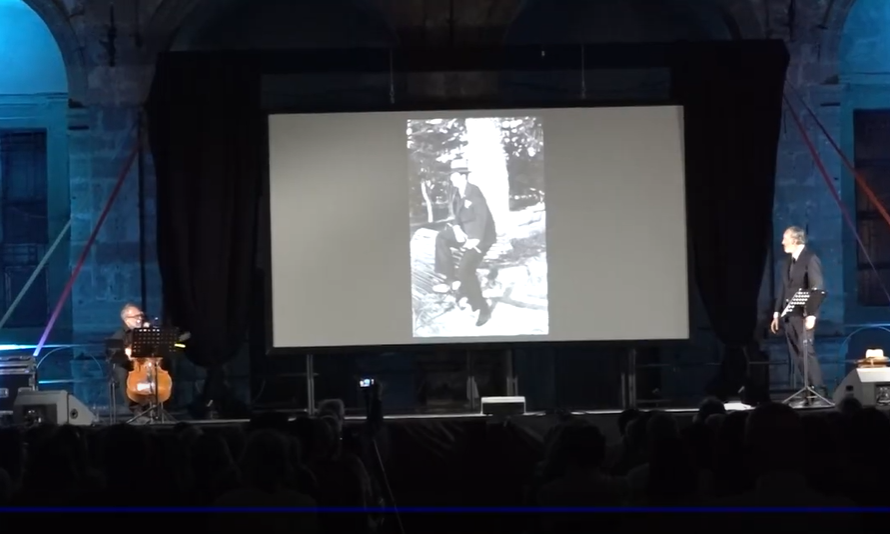 Accompagnato dal maestro Mauro Cottone, l’attore conduce gli spettatori in un viaggio emozionante, frutto di...