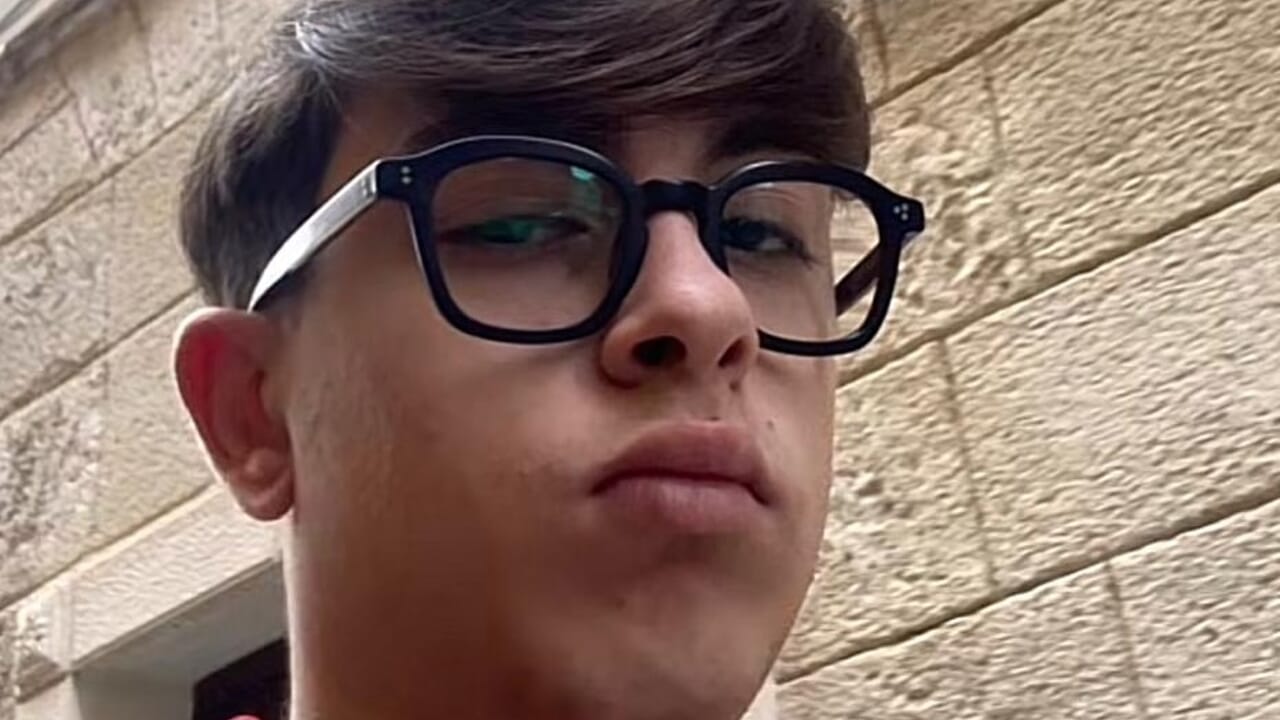 L’auto coinvolta, una Fiat Cinquecento, si è allontanata senza prestare soccorso. I due giovani a...