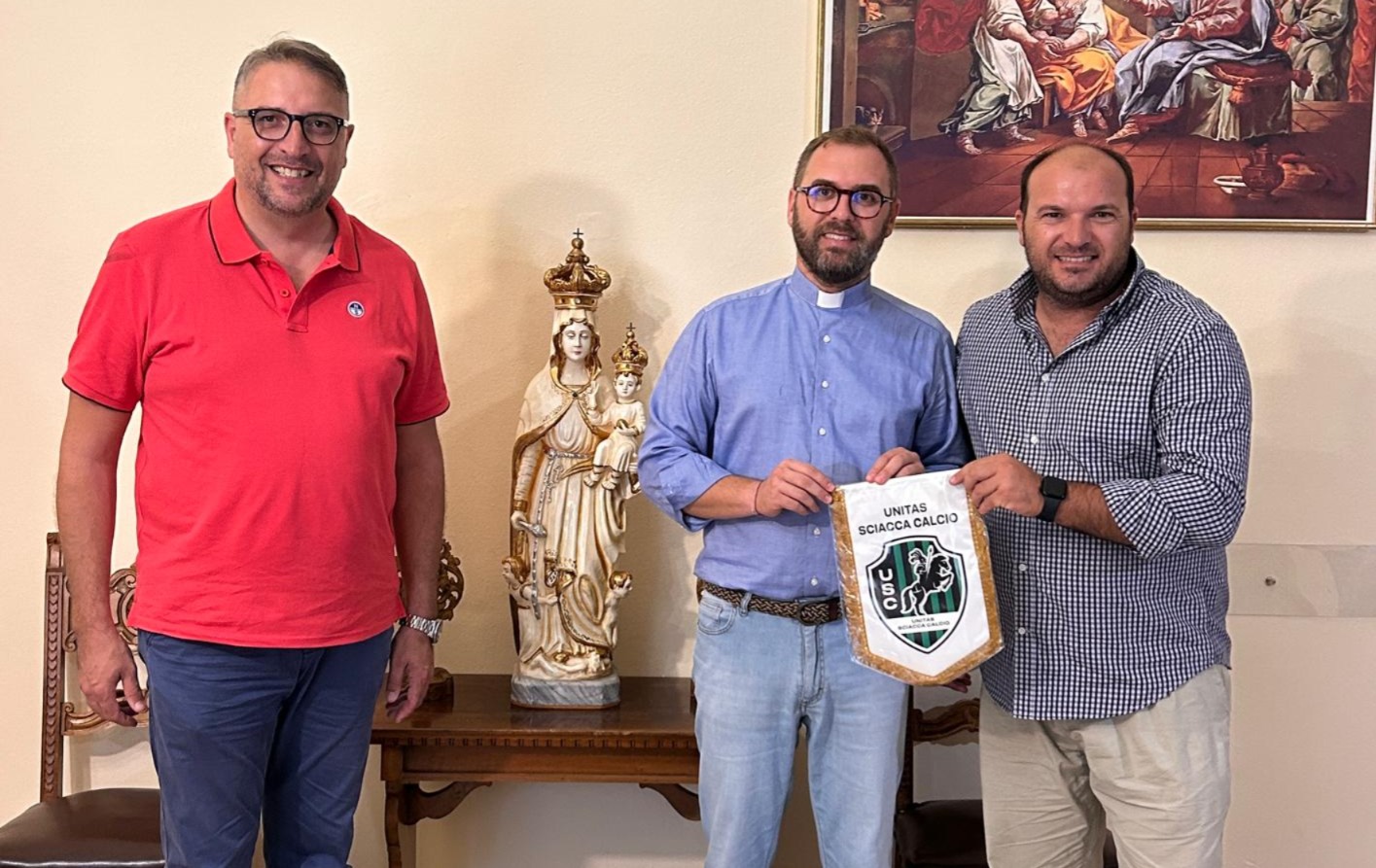 A Don Lo Bello è stato donato un gagliardetto ufficiale della società Unitas Sciacca e...