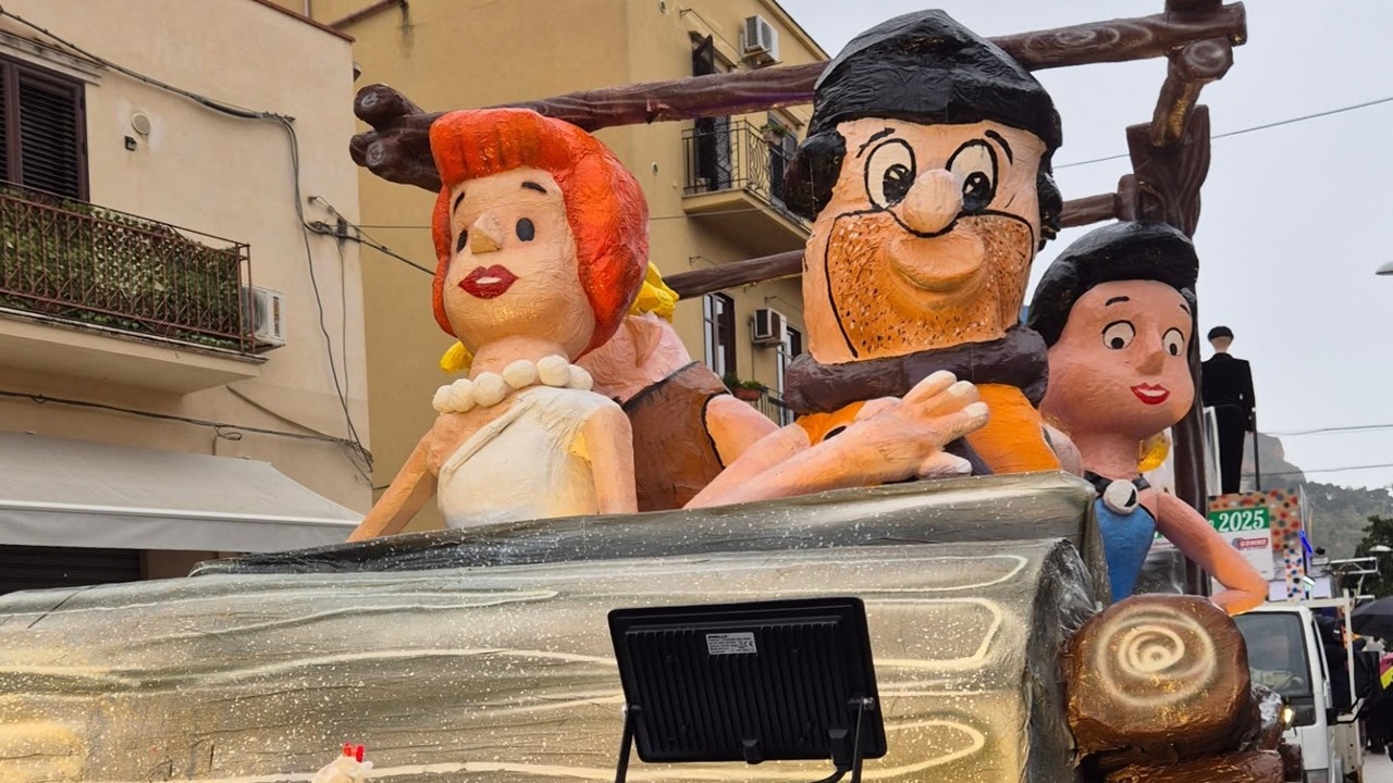 Una sorta di carnevale estivo. Due giorni di festa tra Petrolo e Playa con musica,...