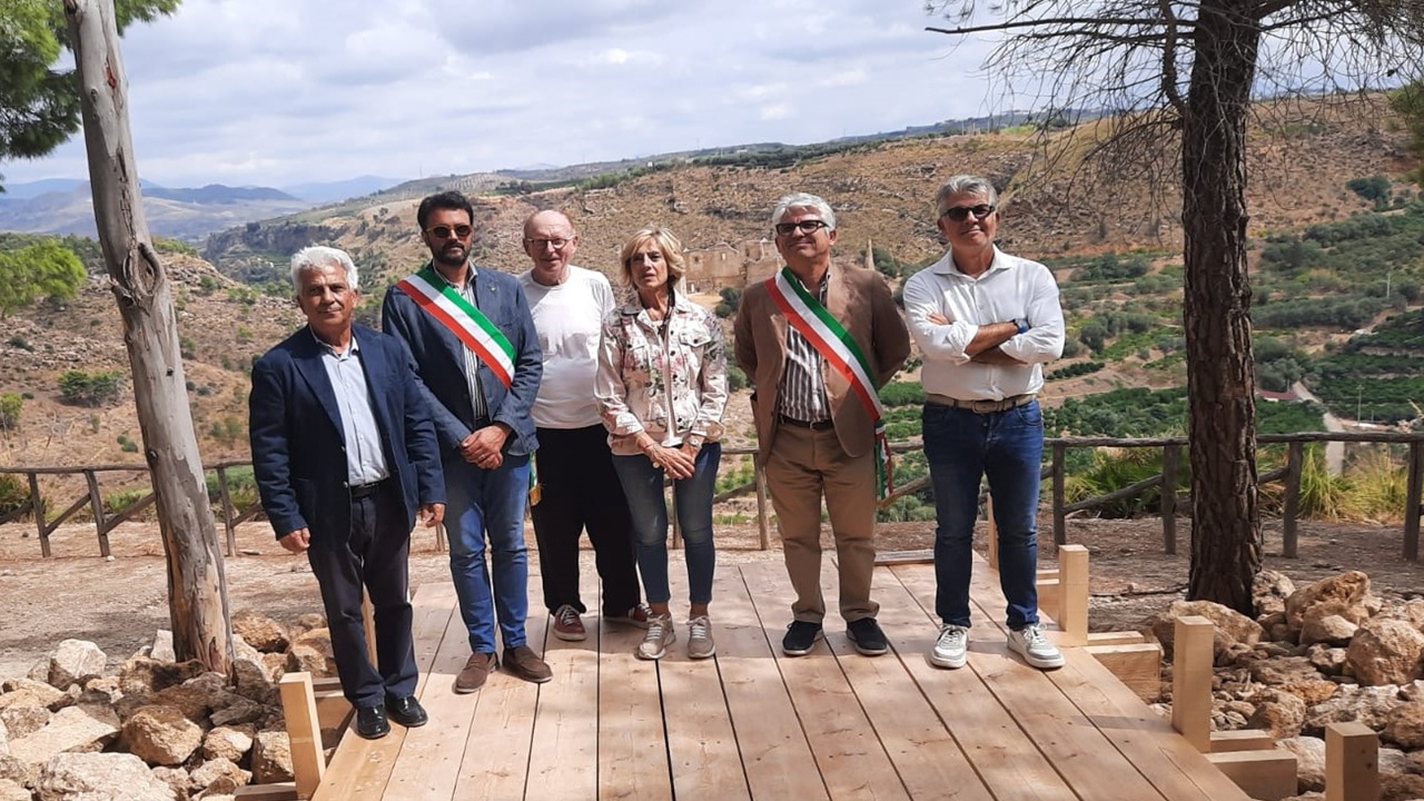 Sorgono in un piccolo pianoro della forestale lungo la SP 36, da cui si apre...