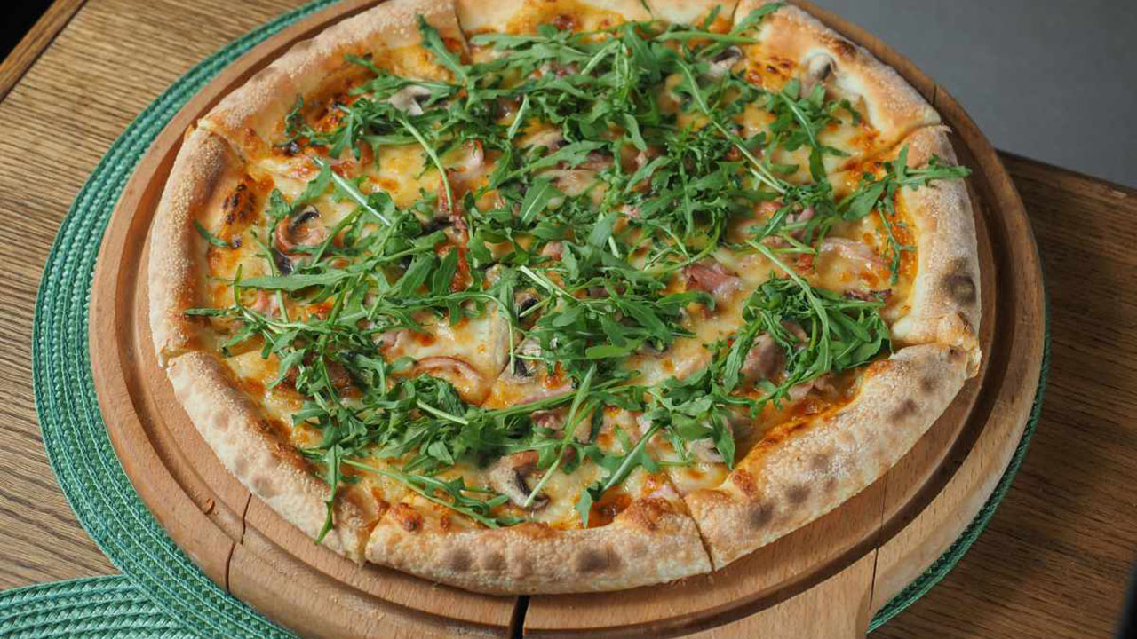 Chiunque si sieda a tavola in Italia sa bene quanto la pizza rappresenti un simbolo,...