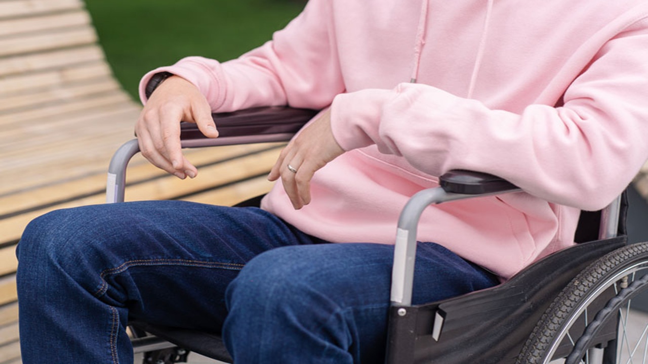 Insulti, umiliazioni, schiaffi, pugni, a cui la donna ricorreva per punire la vittima, che non...