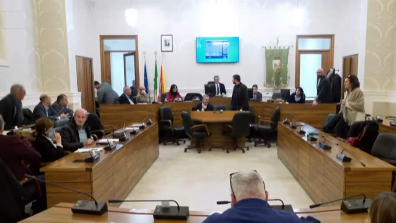 Seduta straordinaria domani alle 11.30 per approvare 12 debiti fuori bilancio entro fine anno Convocazione...