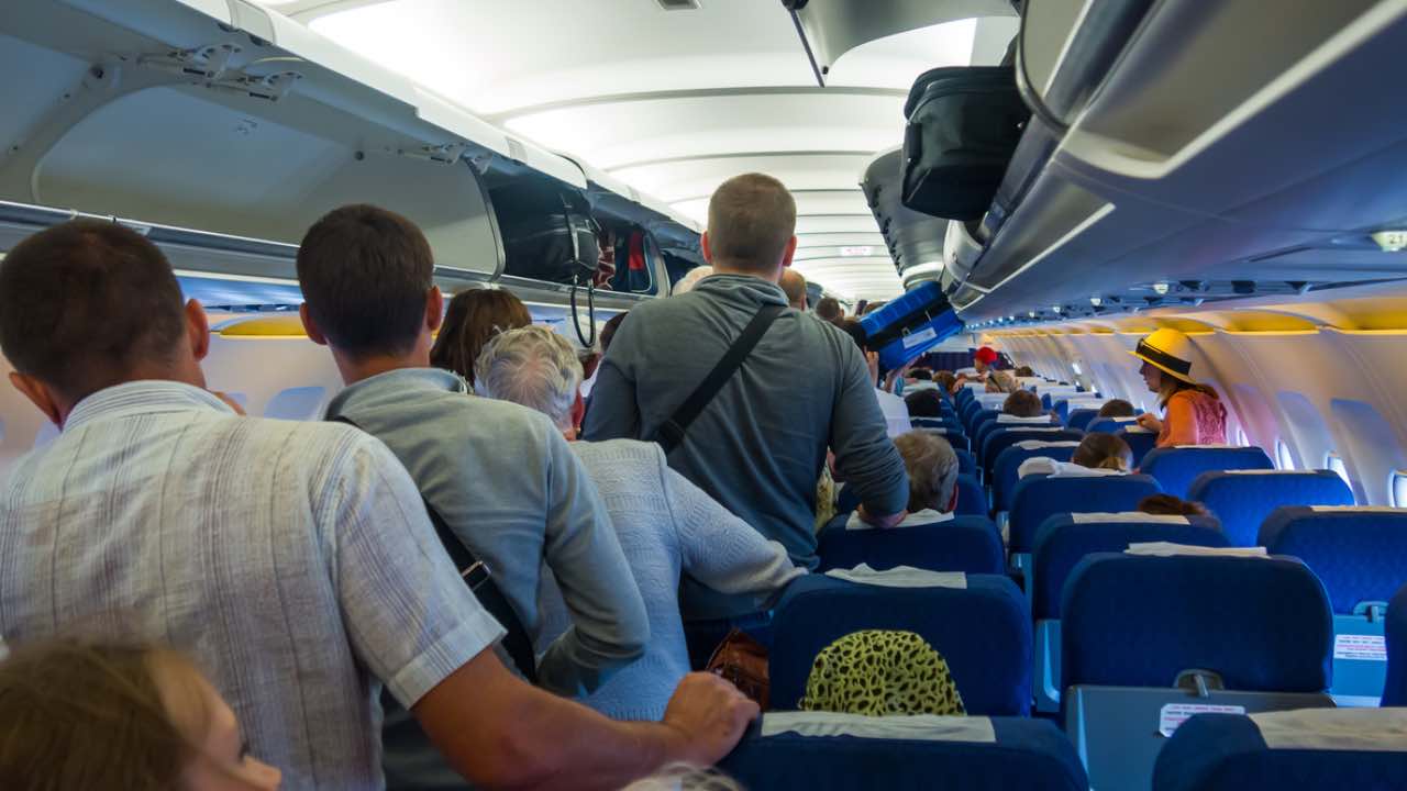 Prima della partenza lui finisce in ospedale dopo un violento litigio per una cappelliera Per...