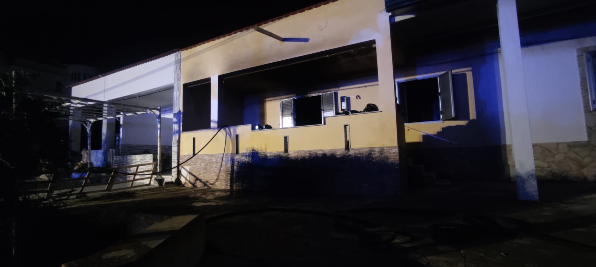 Un incendio divampato nella cucina di una villetta a piano terra ha richiesto l’intervento dei...