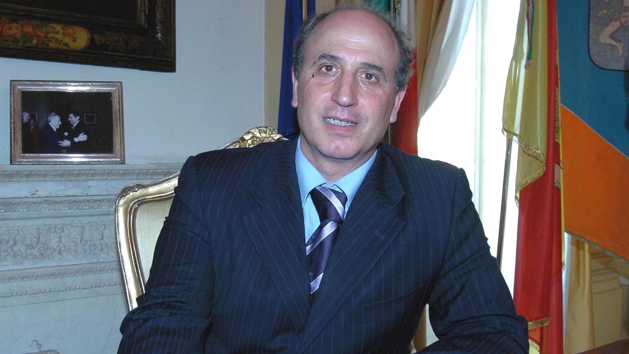 Medico e psicoterapeuta, era stato condannato in primo grado dal tribunale di Enna a 5...