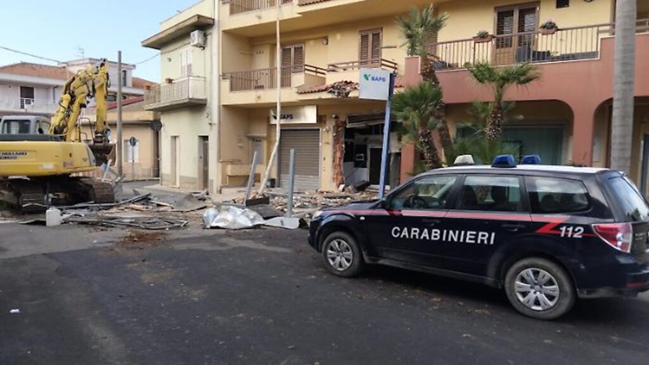 Assalto all’alba alla filiale Baps: rubato un mezzo da cantiere e sradicato il bancomat. Indagini...