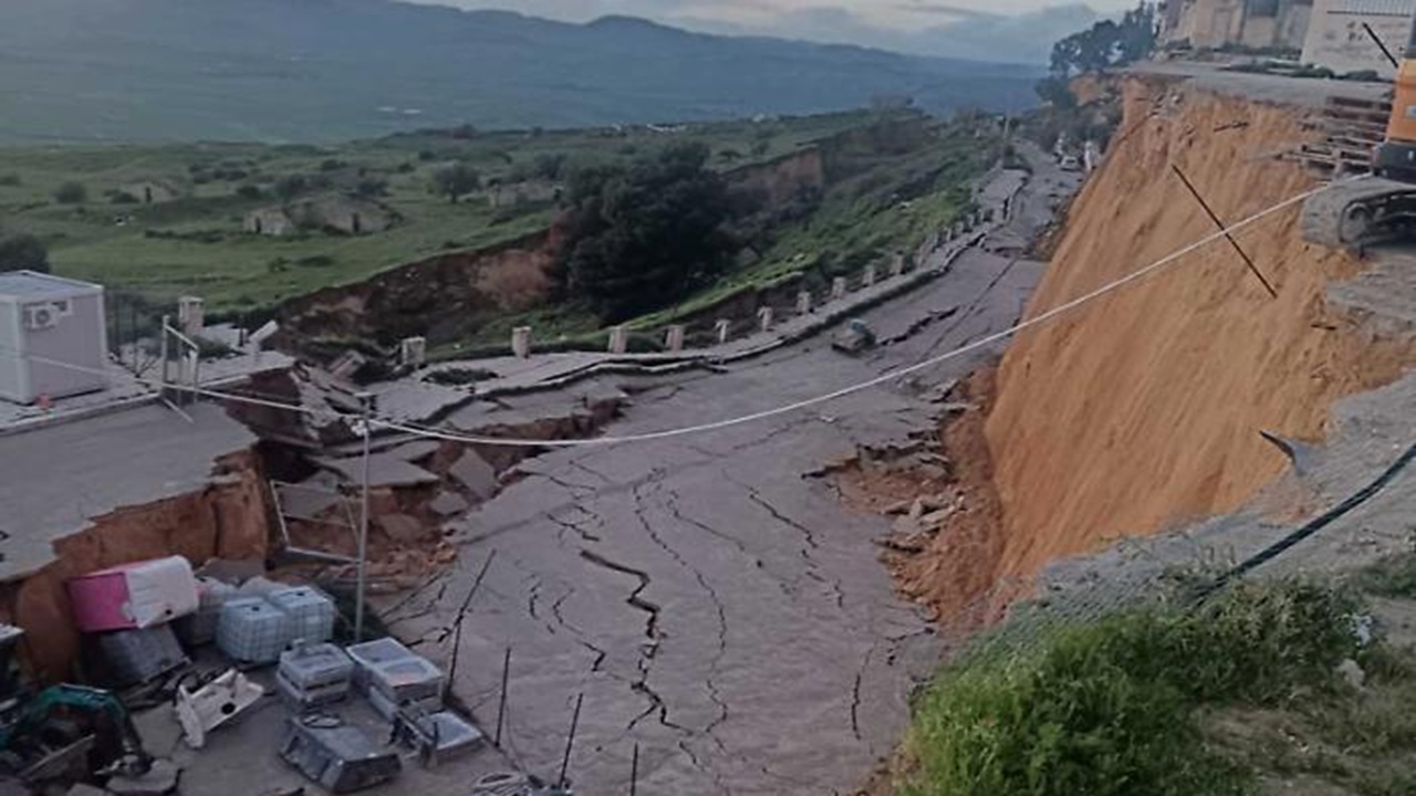 Un altro terribile fragore ha portato terrore e devastazione. 500 famiglie sfollate La frana che...