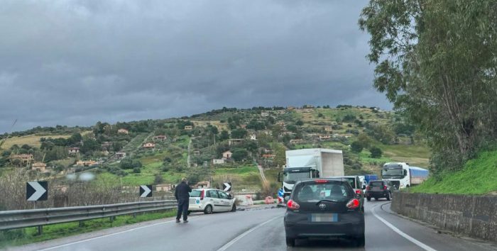 Si tratta di una paziente dializzata e due sanitari. L’incidente nei pressi della contrada Coda...