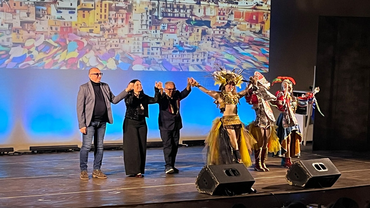 Al Samonà ieri sera “Sogno di Carnevale”, uno spettacolo che intreccia memoria, arte e identità...