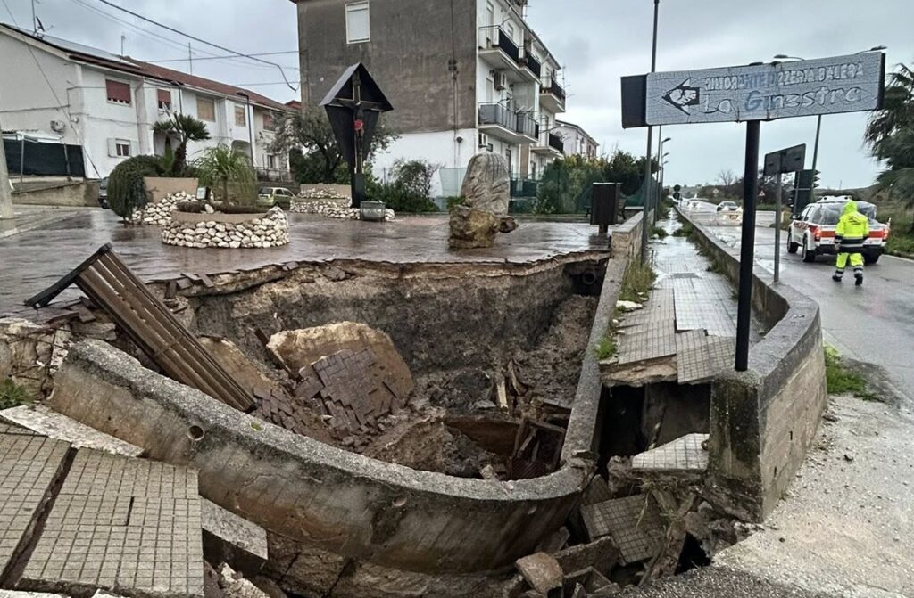 Il fango sulla strada provinciale n° 32 ha invaso oltre la metà della carreggiata. A...